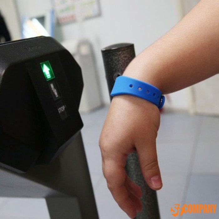 Silicone RFID wristband at a turnstile